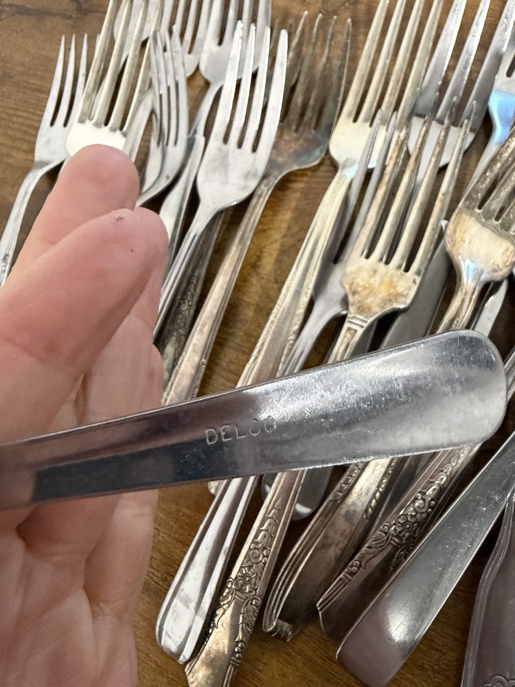 Vintage Flatware Lot 30+ Pieces Silverware Oneida, Tudor, Etc