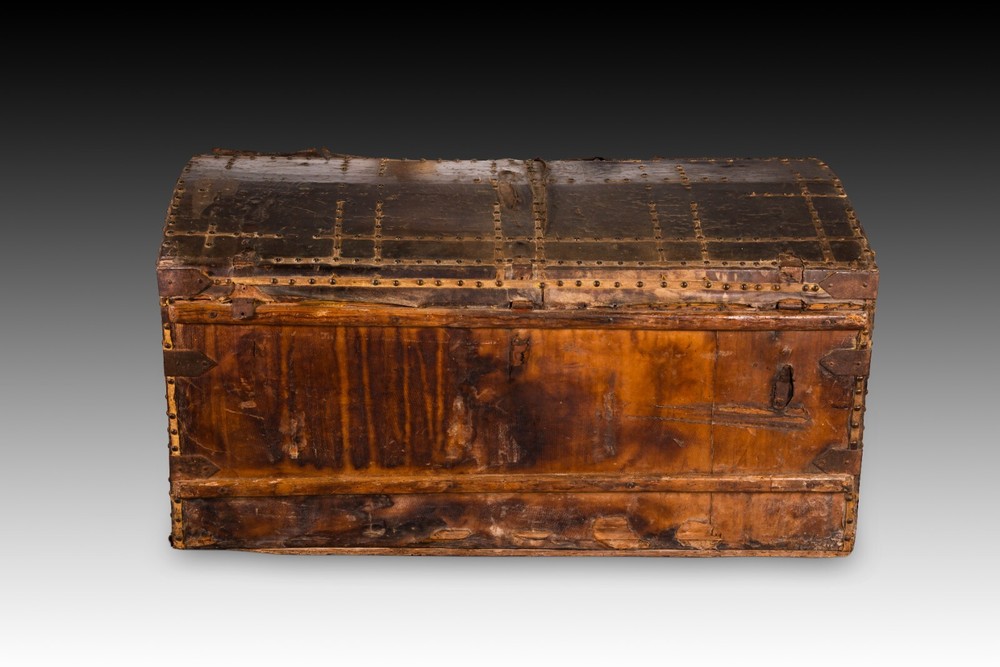 Trunk. Wood, leather, iron. Spanish school, around 1700.