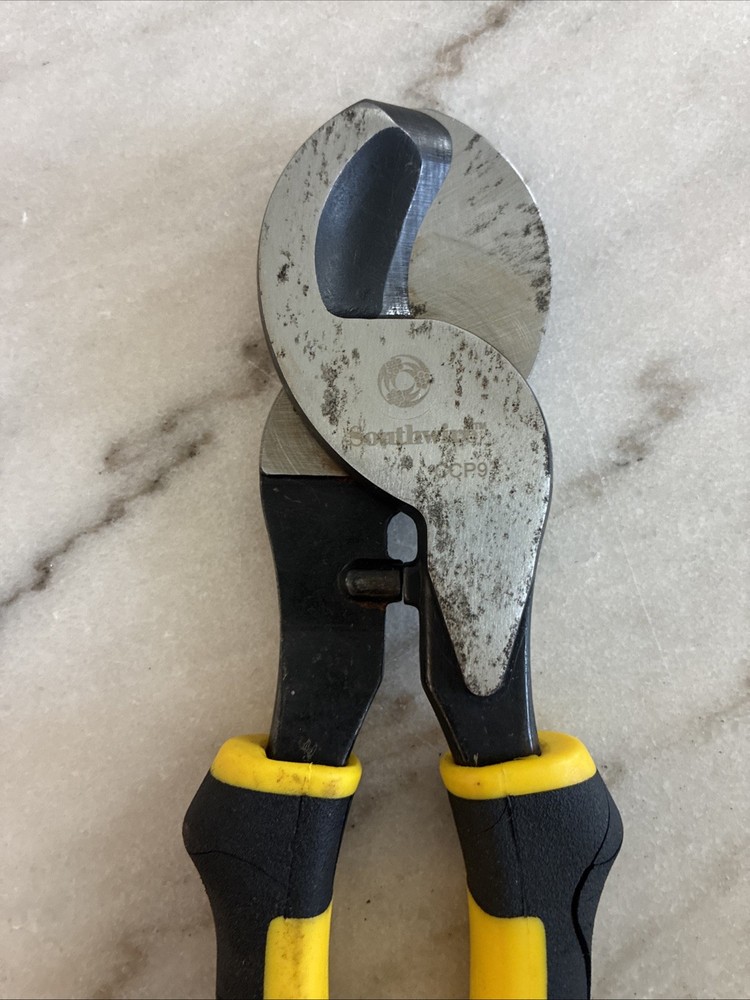 Preowned Southwire CCP9 High-Leverage Cable Cutter In Good Used Condition