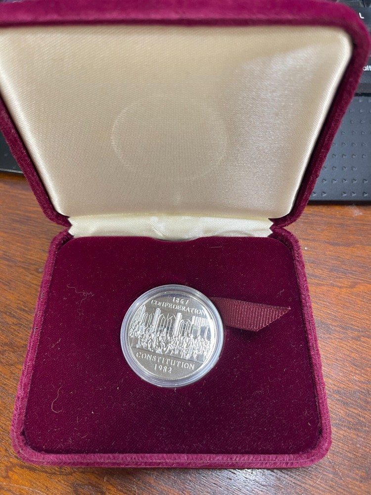 1982 Canada One Dollar Coin Excellent Condition Prooflike?
