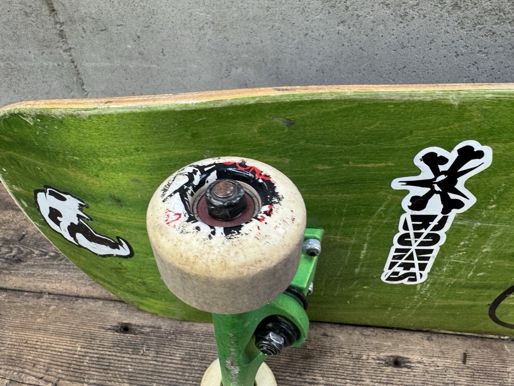 Skateboard With Indepenent Trucks