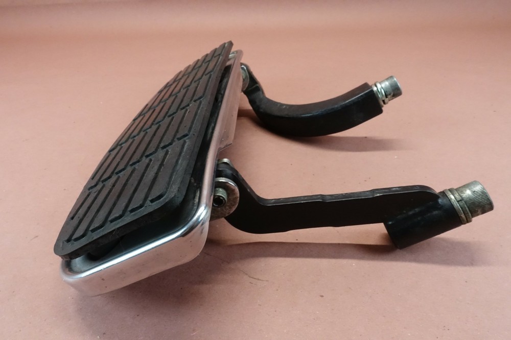2000-2005 Harley Davidson Electra Glide FRONT RIGHT FOOT PEG BRACKET FOOT REST