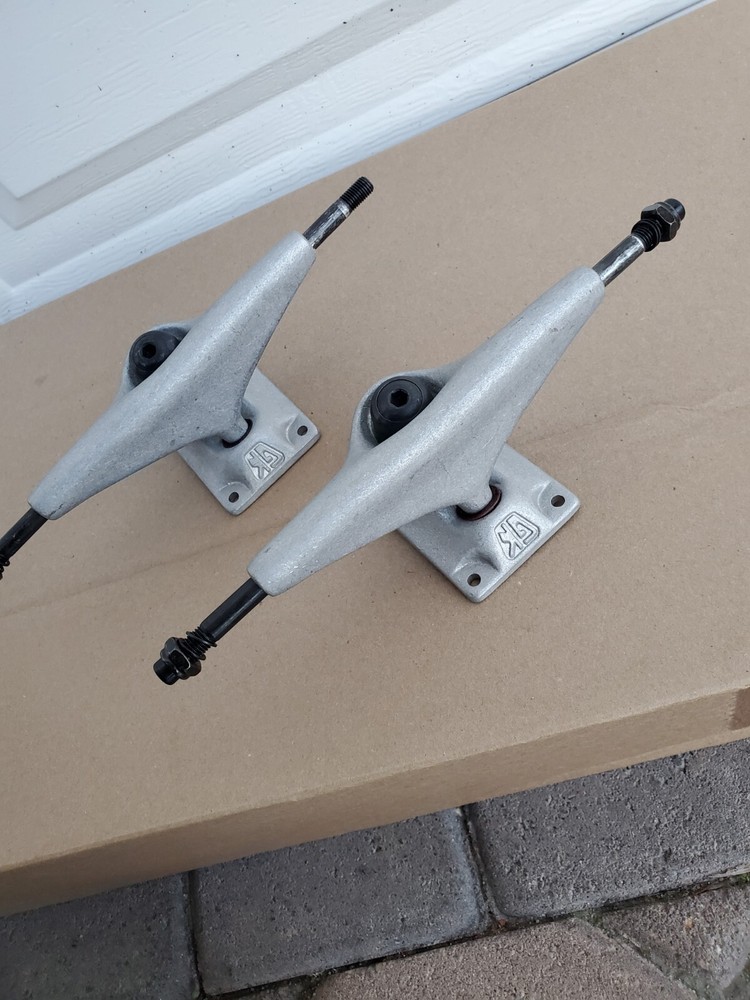 Grind king skateboard trucks 9" With Kingpin
