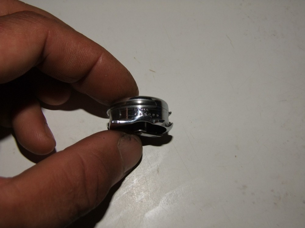 Singer 111W155 235088 original bobbin case