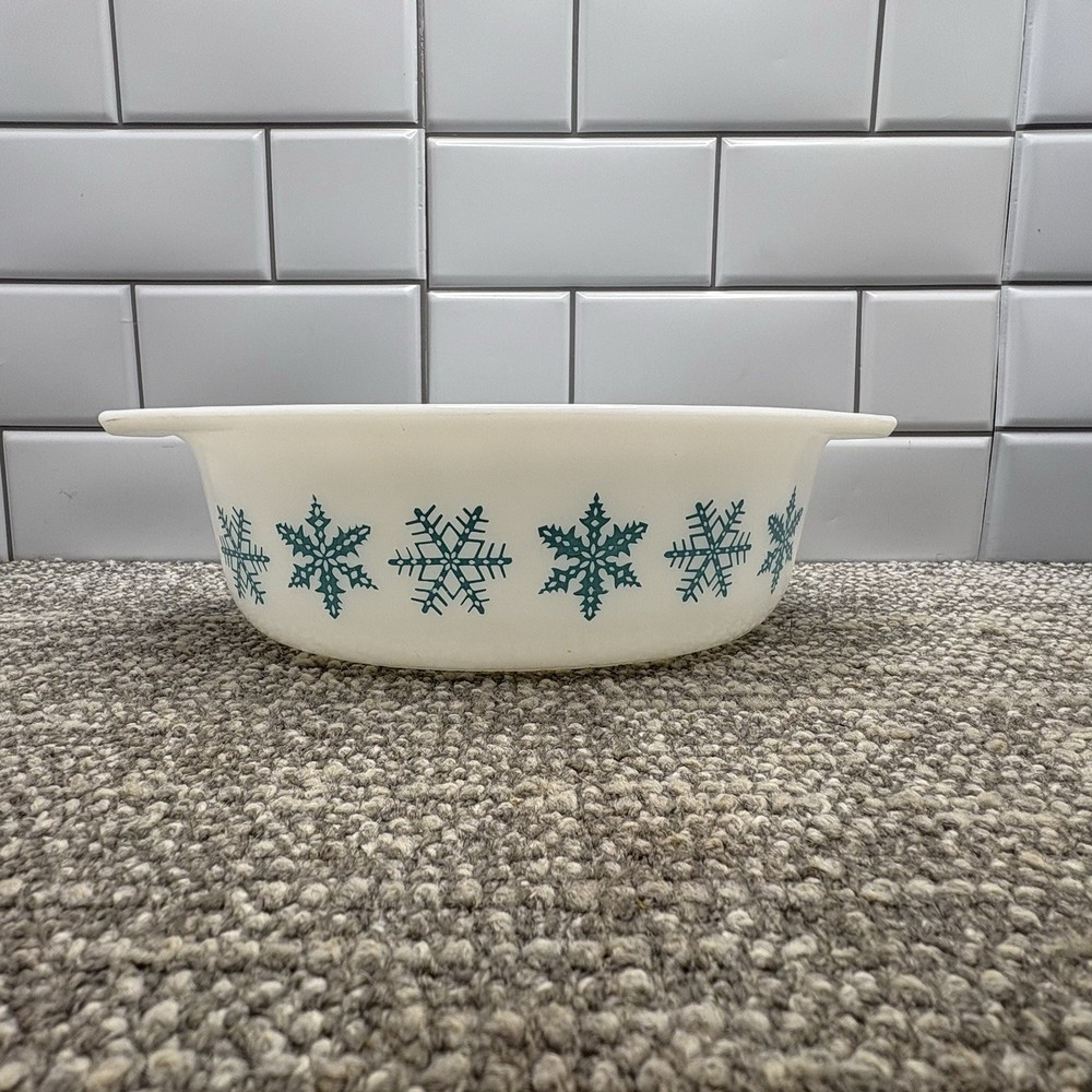 Vintage PYREX 043 Oval Casserole White with Turquoise Snowflake Pattern 1.5 Qt