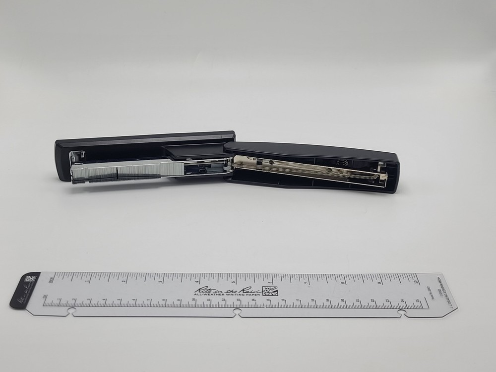 Business Source Full-Strip Desktop Stapler (20 Sheets)
