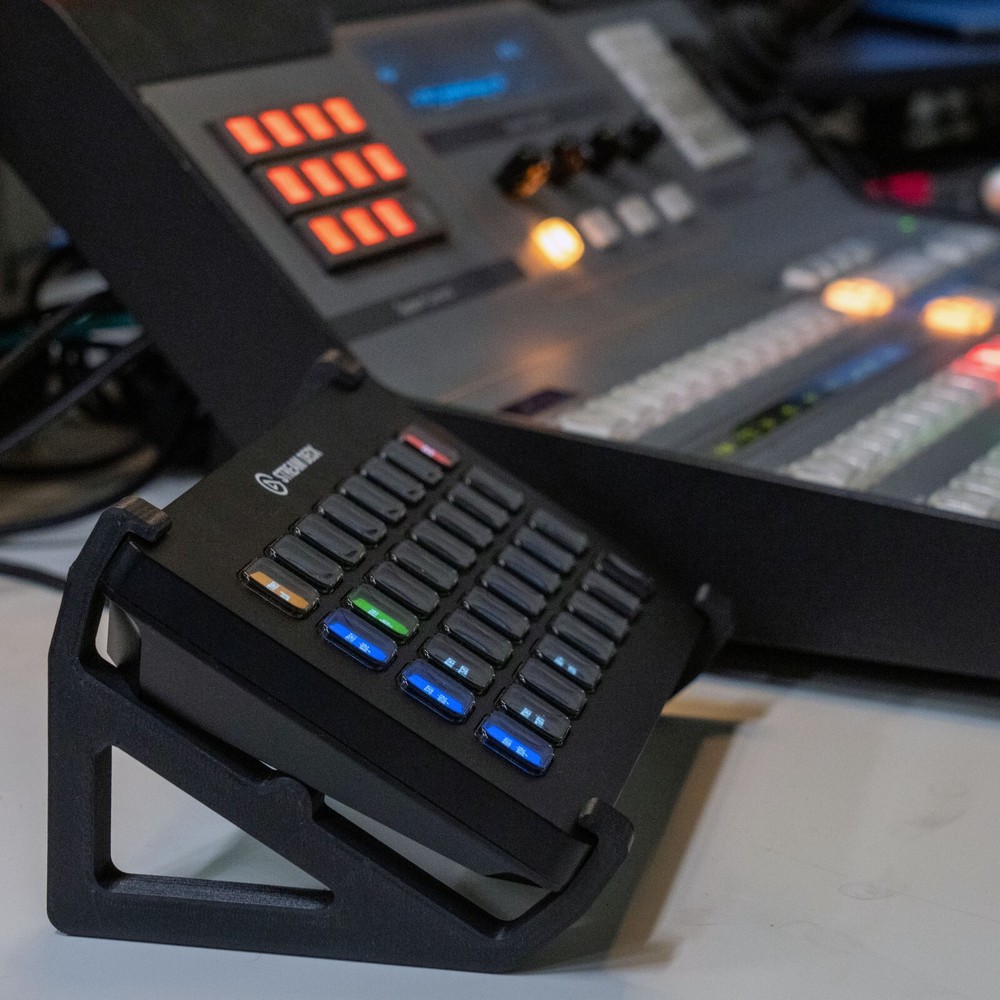 Stand for single “Elgato STREAMDECK XL” units placed