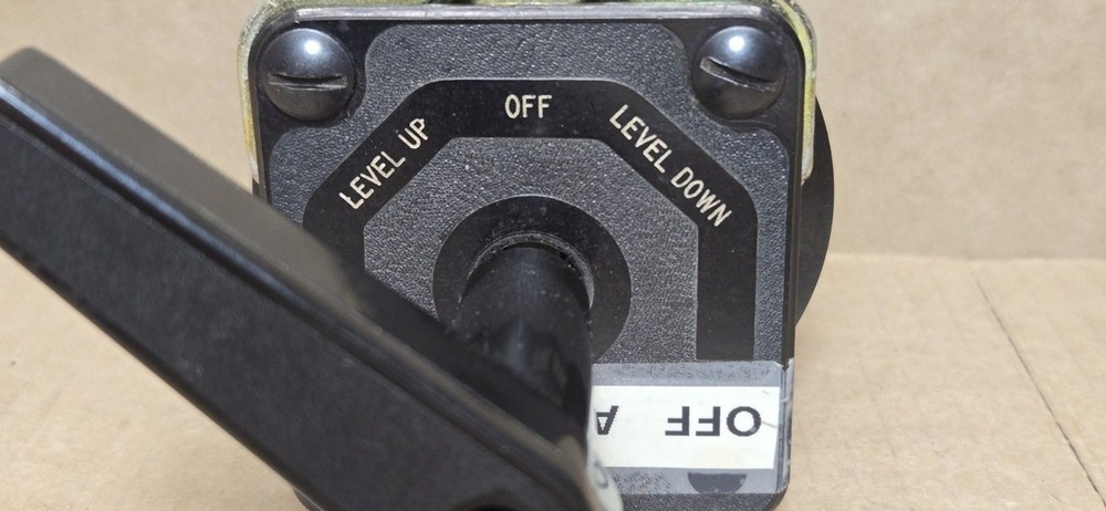 Electroswitch Series 24 Breaker Control Rotary Switch 24304D Used