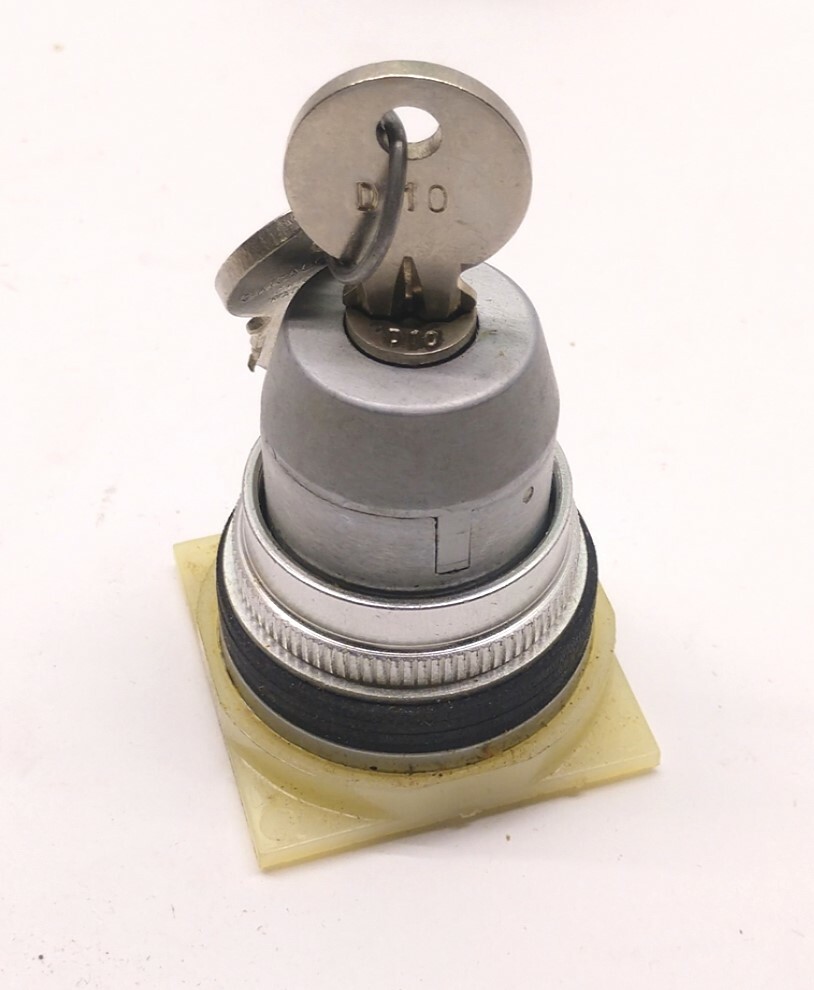 Square D Class 9001 Type KS-11K1 Series A 2-Position Selector Switch With Keys