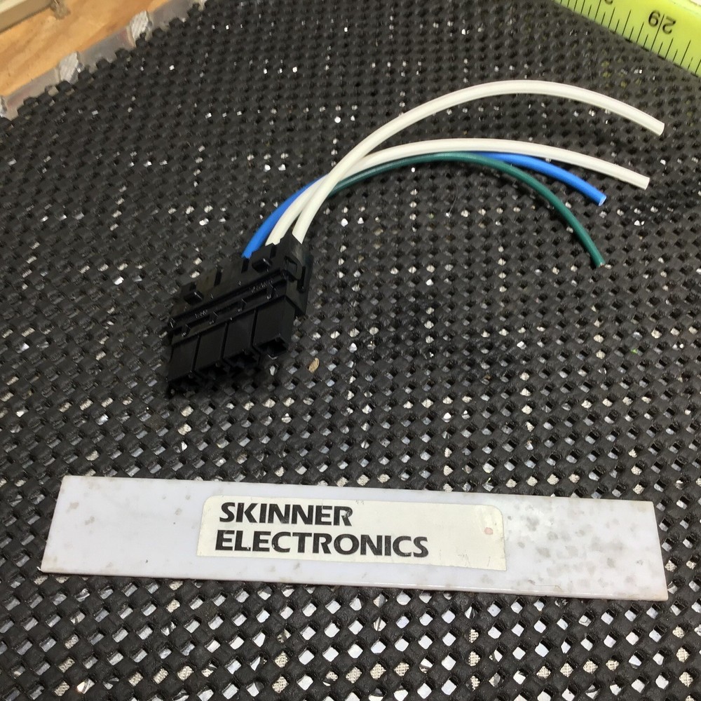 Whelen Sapphire Control  power Output Plug