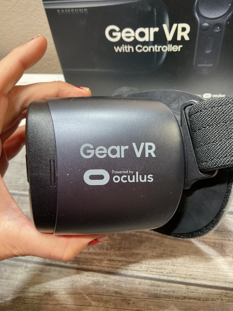 Samsung SM-R324 Gear VR W/Controller Powered by Oculus