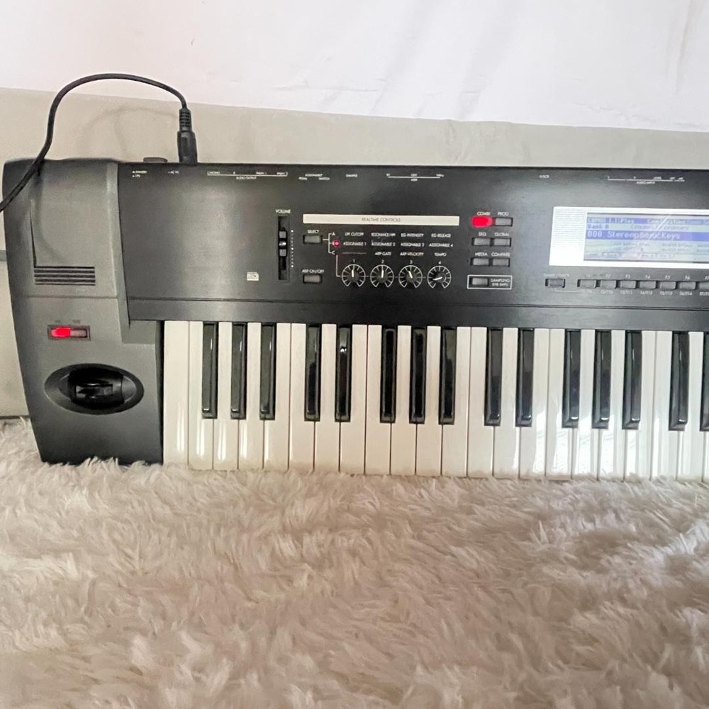 KORG TR76 Synthesizer