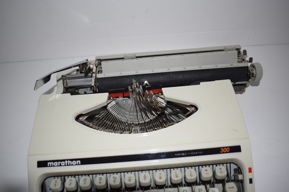 MARATHON 300 PORTABLE TYPEWRITER (HME25)