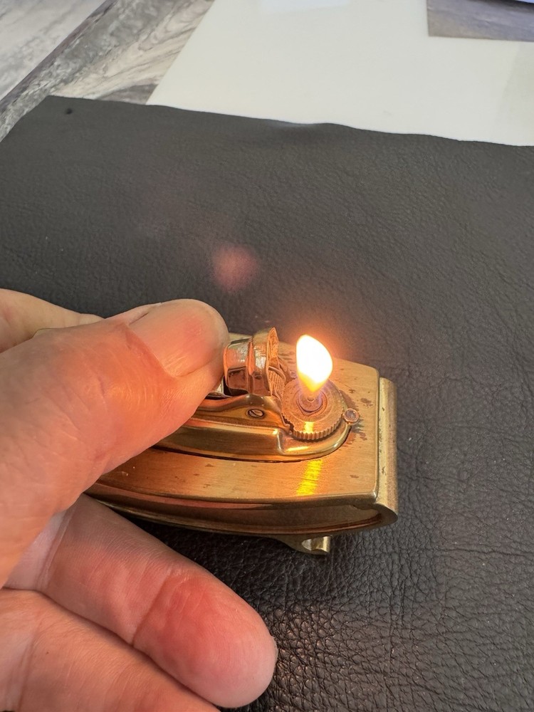 Vintage Ronson Varaflame Table Lighter.