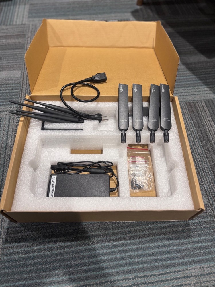 Cradlepoint E3000 4G/5G E3000-C18B Wireless Router