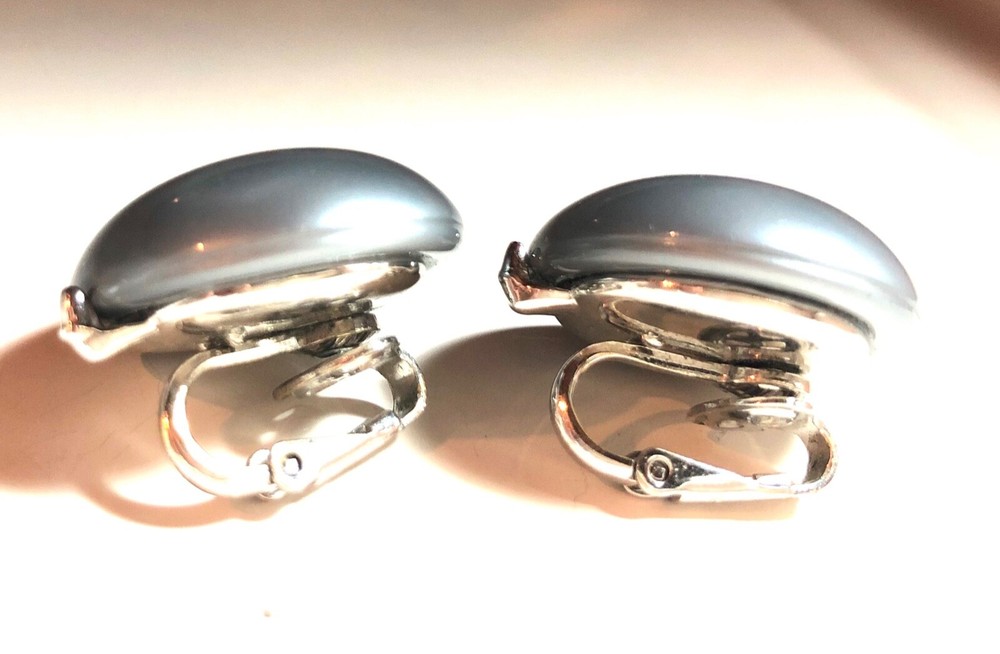 Vintage Trifari Screw Back Silver Grey Tone Button Earrings. Simple