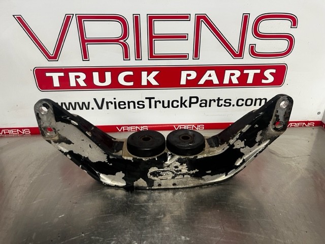 PETERBILT SUPPORT-ENGINE FRONT CAST ALUM 05-15046M002