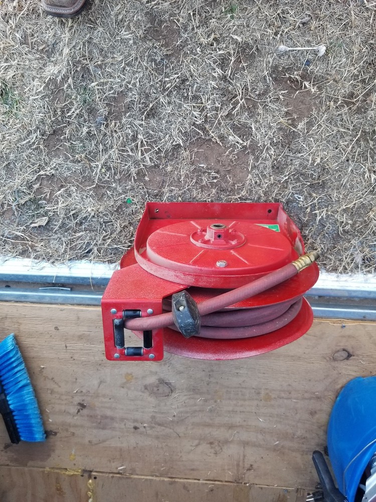 Air hose reel retractable used