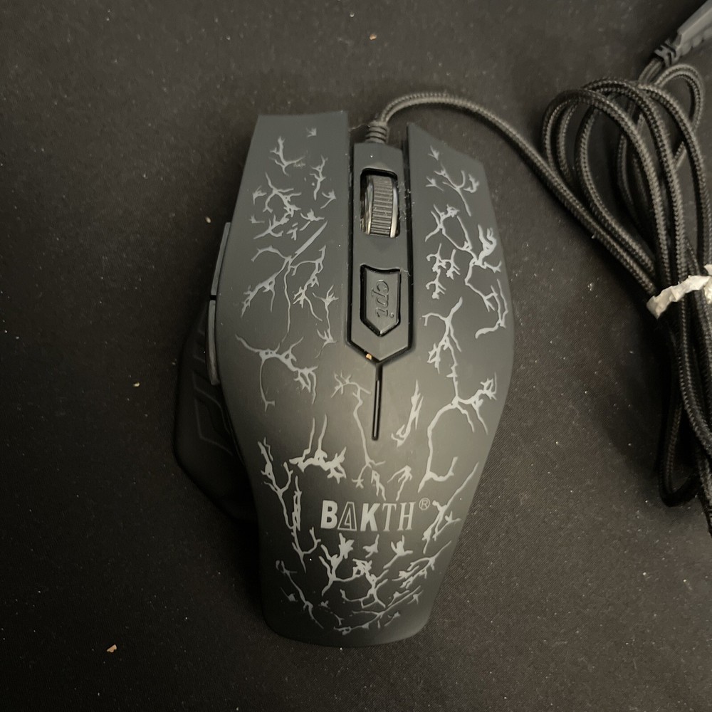 Bakth 6D optical USB gaming computer mouse lights up when powered