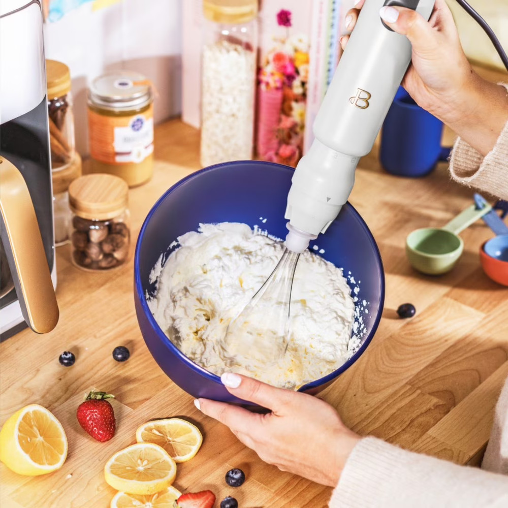 Beautiful 2-Speed Immersion Blender Chopper Measuring Cup White Icing Handhelds