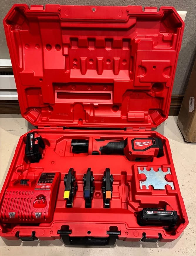 Milwaukee Cordless Press Tool Kit M18 PEX