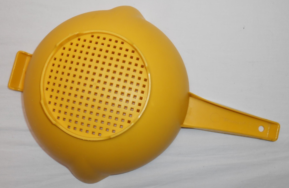 Vintage Tupperware 1523 2 Qt. Colander Strainer NICE
