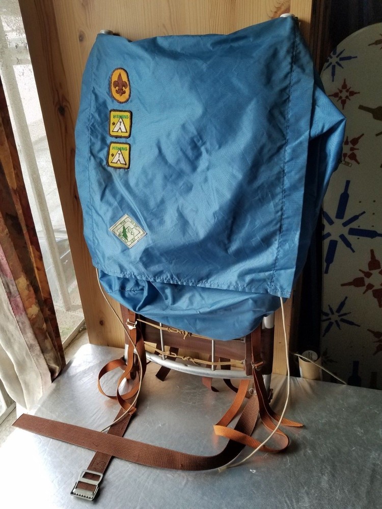 REI CO-OP BLUE HIKING BACKPACK ALUMINUM OUTER FRAME. MULTI POCKET.