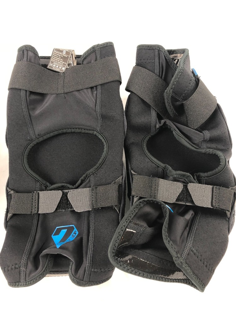 7 iDP Flex Knee Pads SIZE Small Black