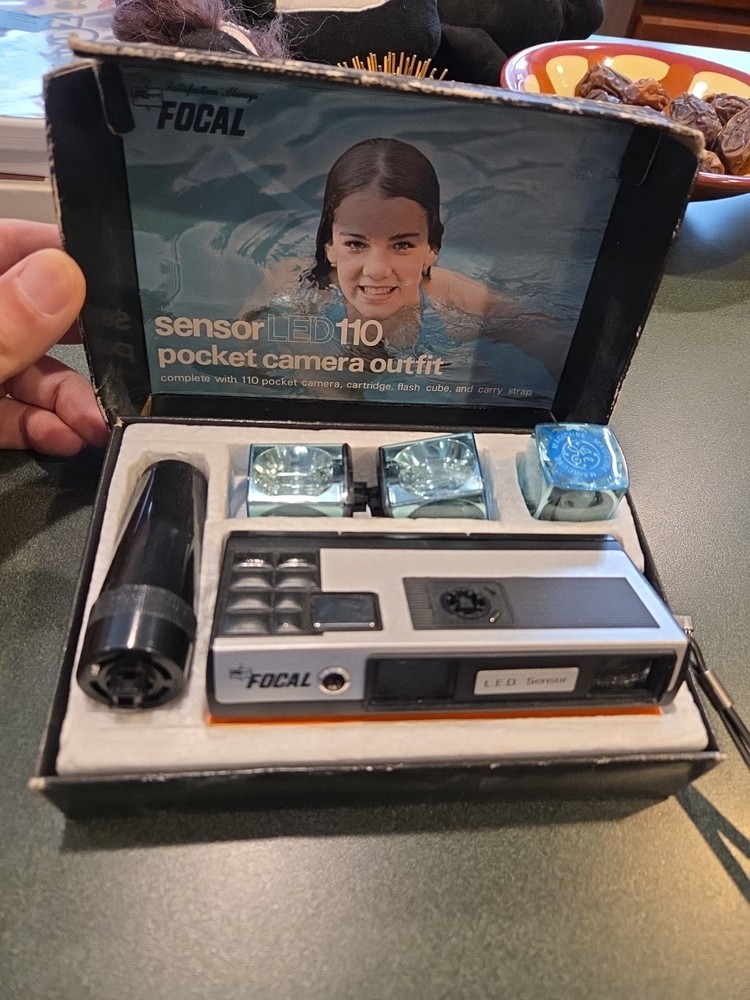 Vintage Focal Sensor LED 110 pocket camera W/Box