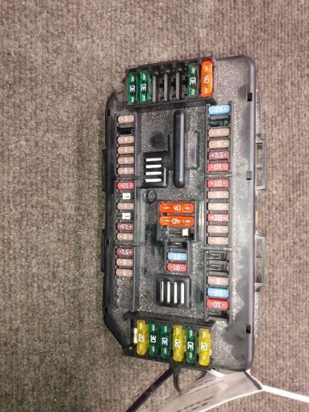 320I      2015 Fuse Box Cabin 685652