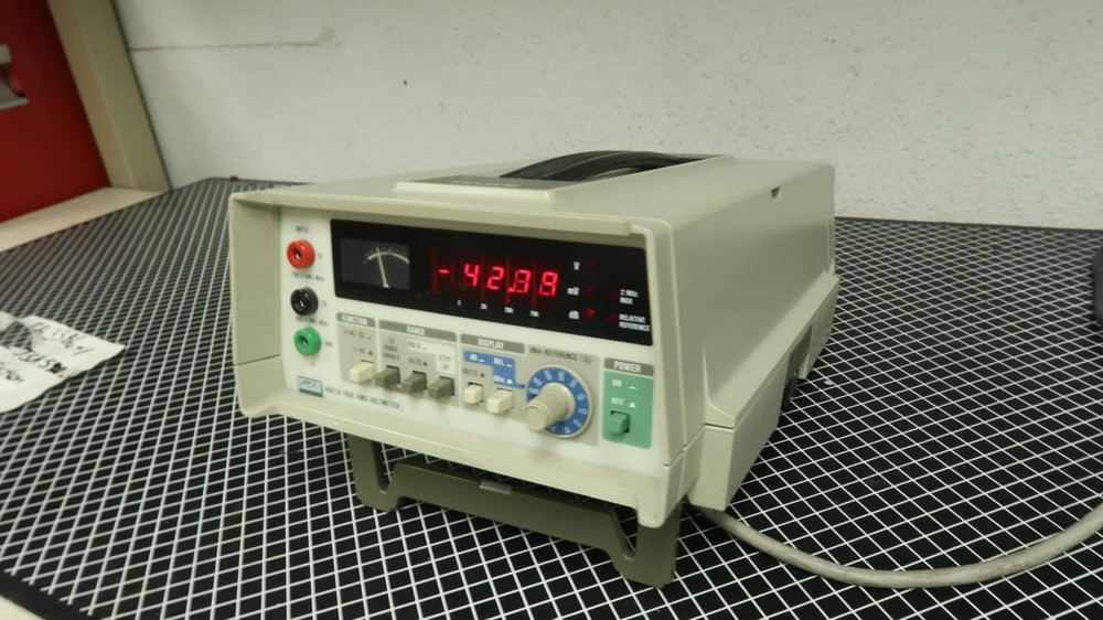 FLUKE 8921A TRUE RMS VOLTMETER