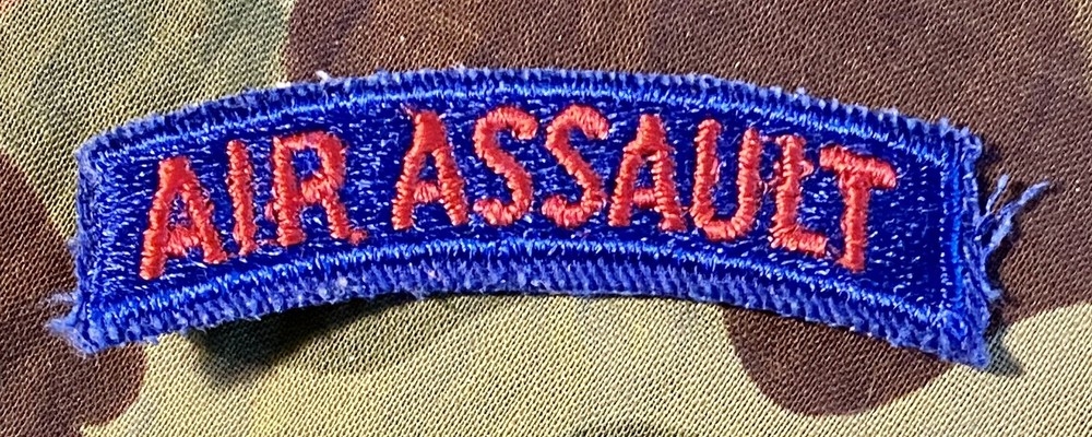 Original US Army AIR ASSAULT Tab Patch - red letters on blue, cut-edge