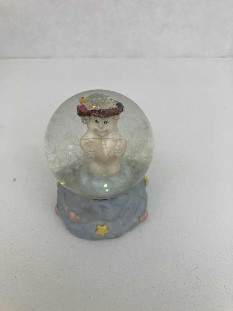 Angel with heart Snow Globe