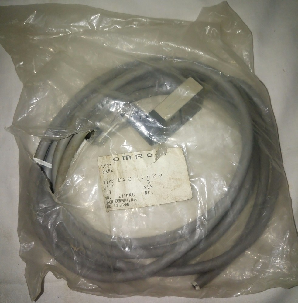 Omron D4C-1620 Compact Enclosed Limit Switch, Roller Lever