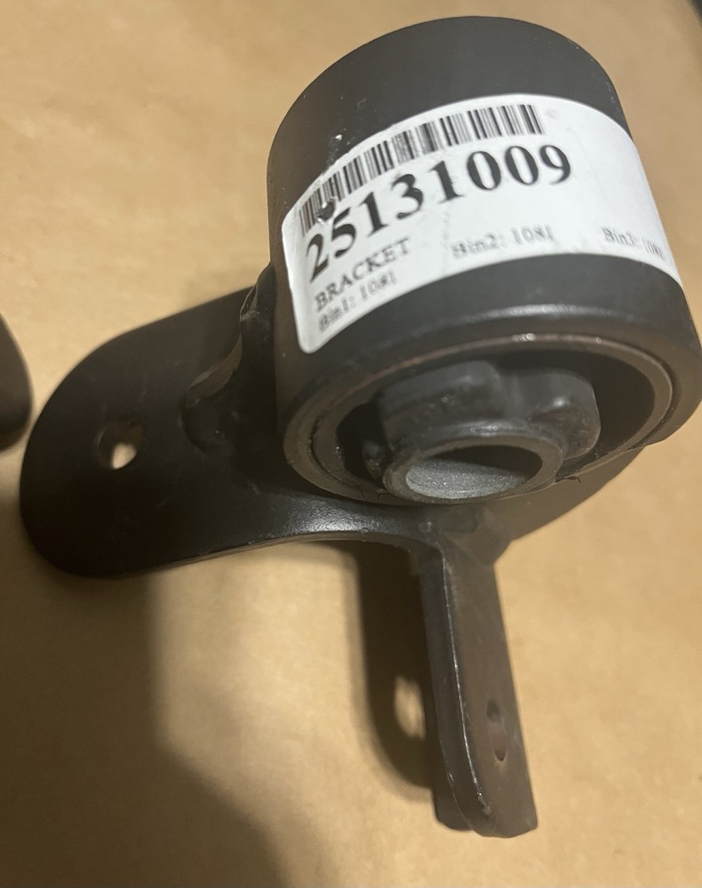 MACK 25131009 Hood Hinge Bracket