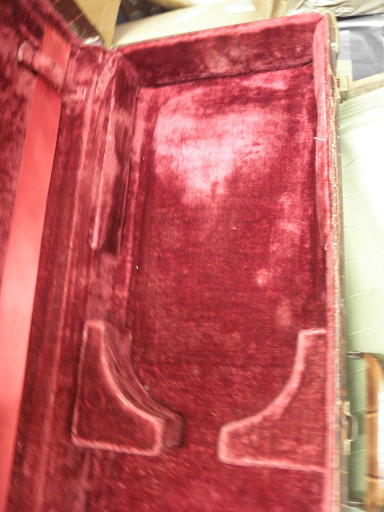 ALLIGATOR STYLE BROWN VIOLIN CASE