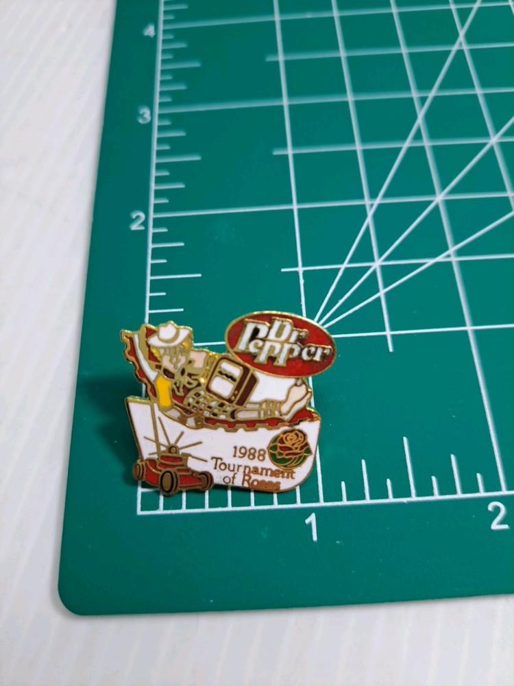 Dr. Pepper / 7up  Rose Parade Float  Pin 1988