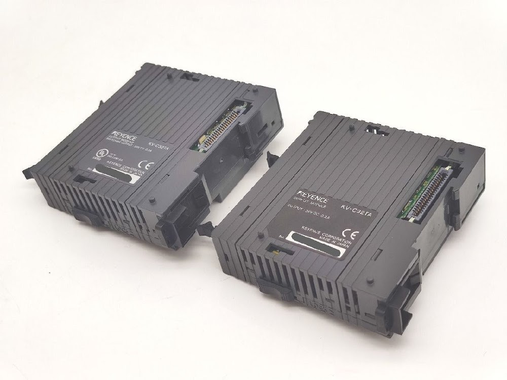 KEYENCE KV-C32TA PLC Output Unit 4-Piece Set USED