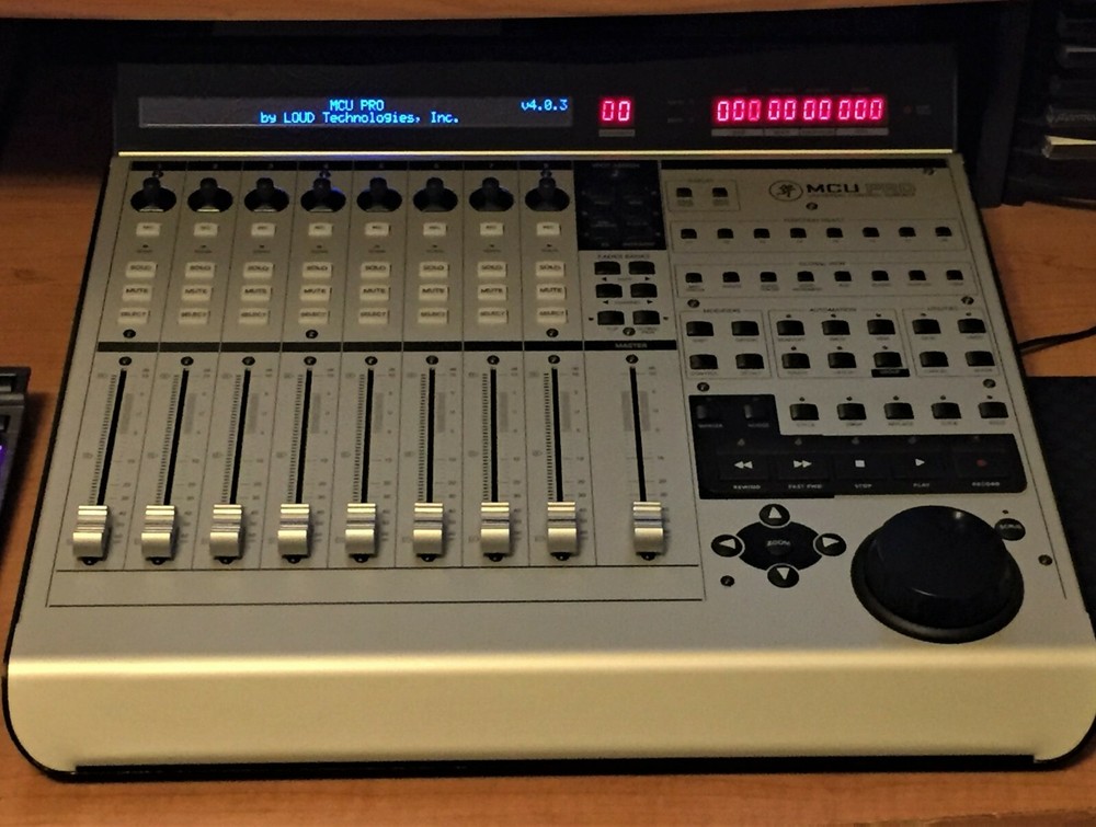 Mackie Control Universal MCU Pro XT C4 (Super Enhanced Black) PMVA LED Display!