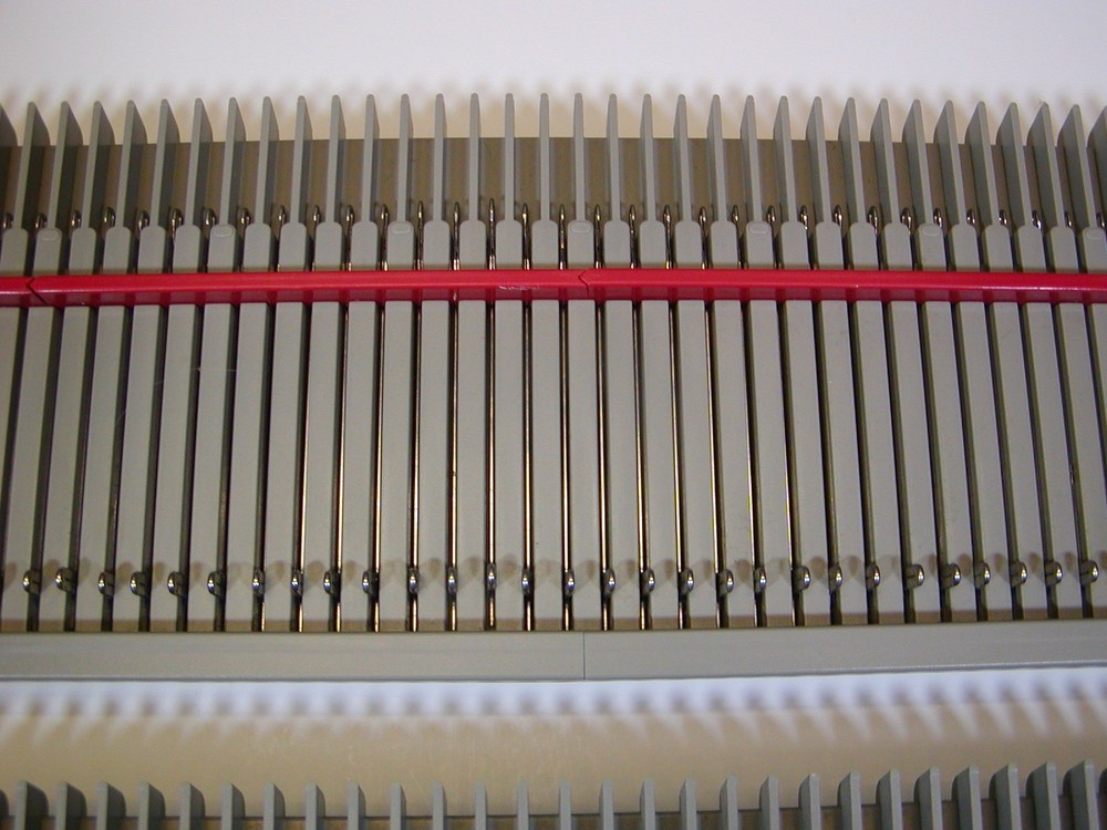 BOND INCREDIBLE SWEATER MACHINE NEEDLE BEDS