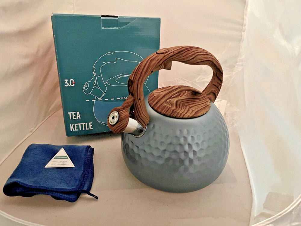 FOEDO  STAINLESS STEEL NEW TEA KETTLE BLUE 3.2 QUART NEW OPEN BOX