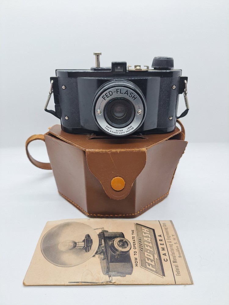 FED-FLASH 64mm Bakelite CAMERA With LEATHER CASE - ART DECO - UNTESTED