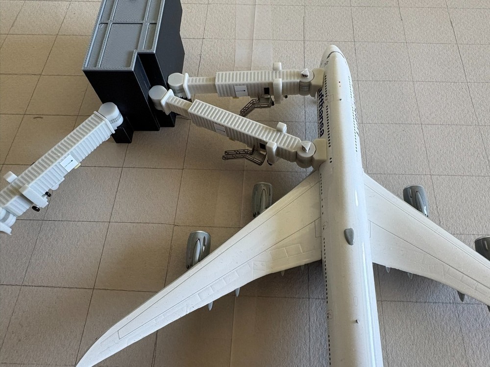 1:400 Triple Jet Bridge Boarding Building Type 2 (2-Pack)