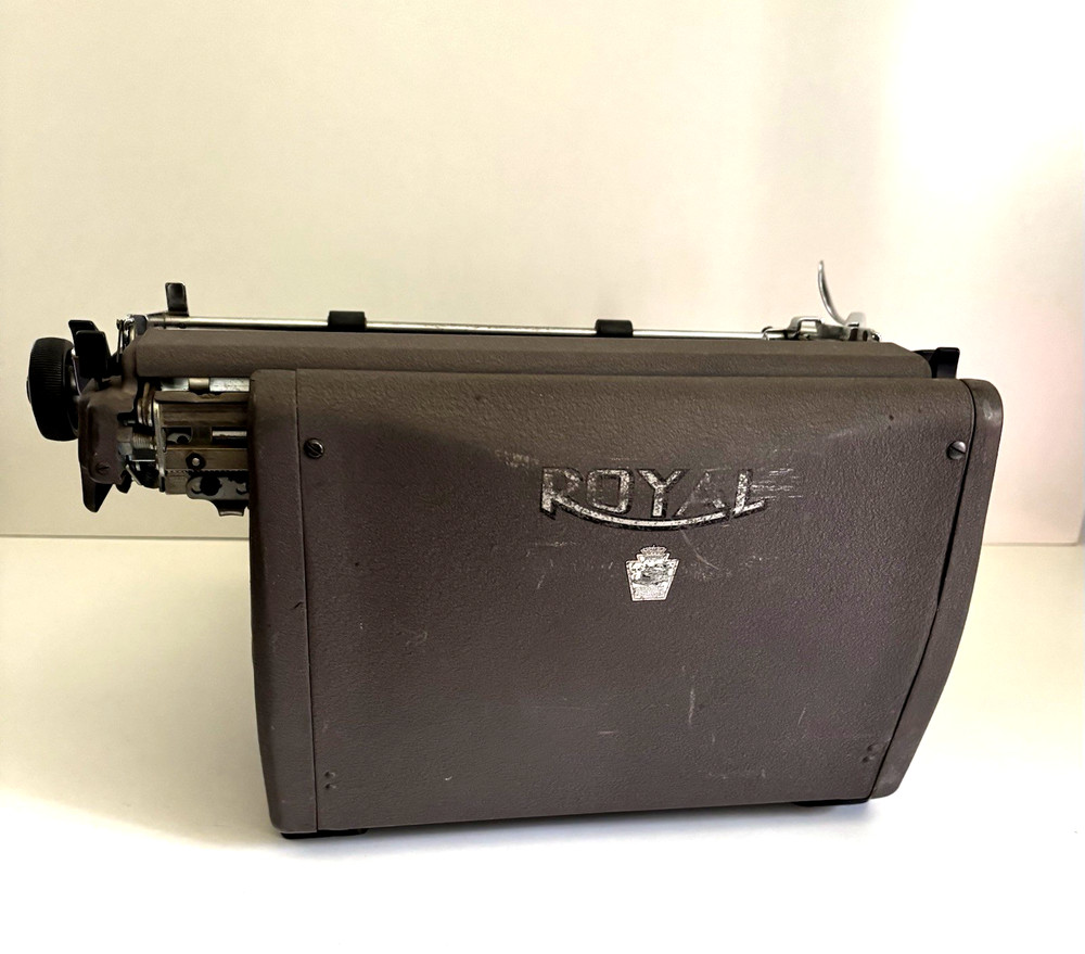 Royal HHE Typewriter Desktop W/ Standard Elite Font