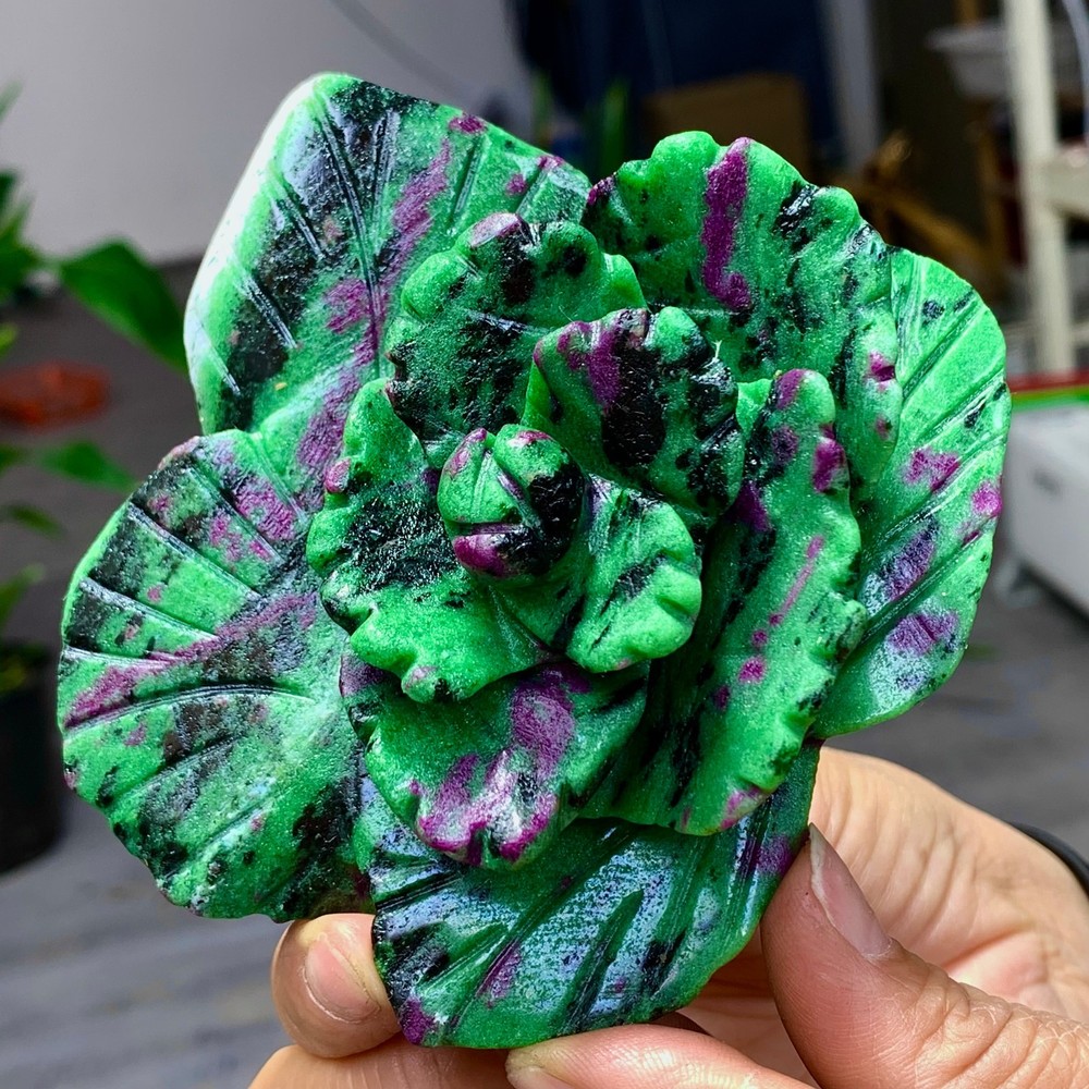 366G Natural green Ruby zoisite(anylite)crystal Carving rose glow under UV light