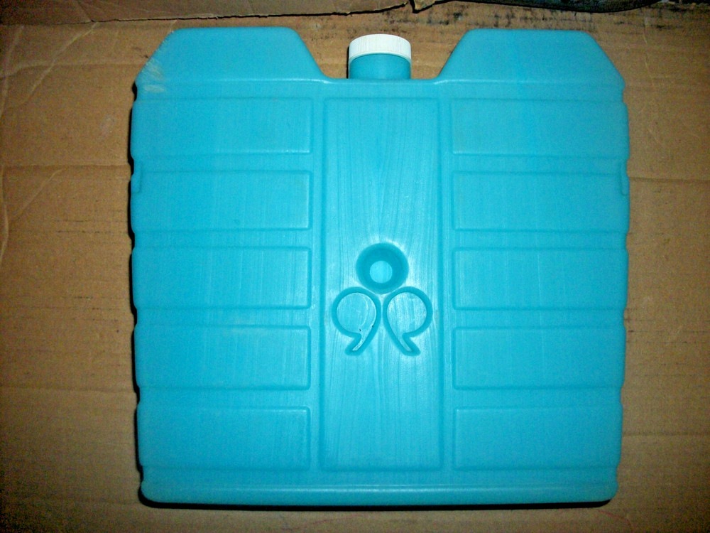 Blue Refreeze Beverage Bottle/Refillable Ice Pack For Cooler