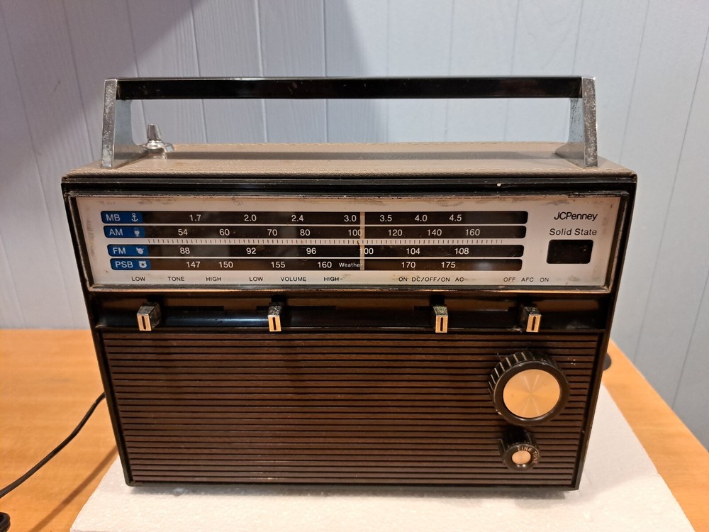 Vintage  JC Penney  Solid  State Radio