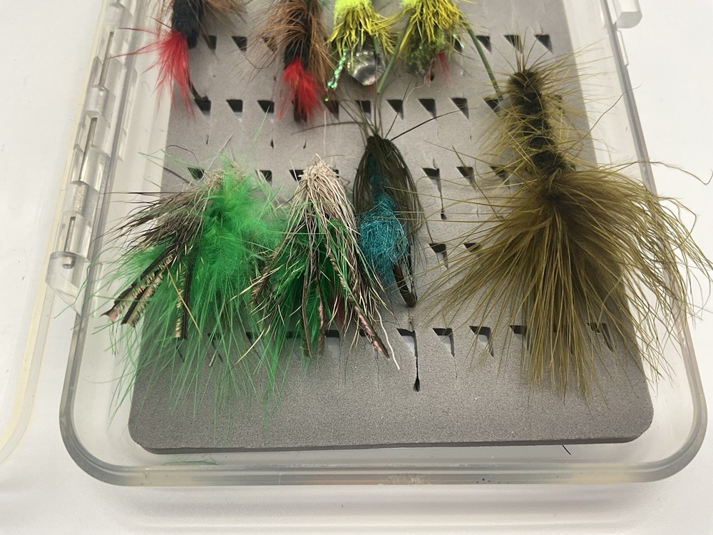 Anglers Image Plastic Fly Box 77 Fly Capacity, Includes 13 Flies Vintage