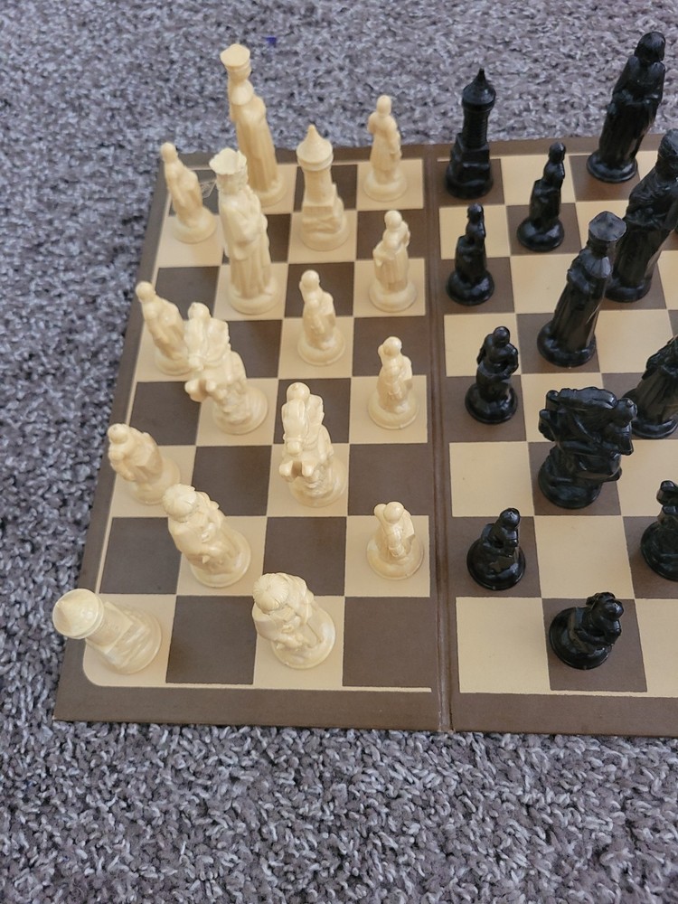 Renaissance Chessman E.S. Lowe 1959 Boardgame With Booklet Complete Felt Bottom