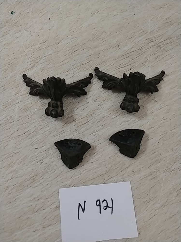 MANTLE CLOCK ORNATE  FEET